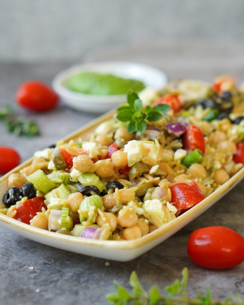 Zusehen ist ein Salat mit Kichererbsen