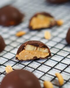 Hier wird eine gesunde Praline mit Schokolade gezeigt