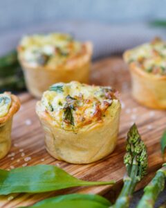 Gezeigt wird eine Mini Frühlings Quiche mit Bärlauch