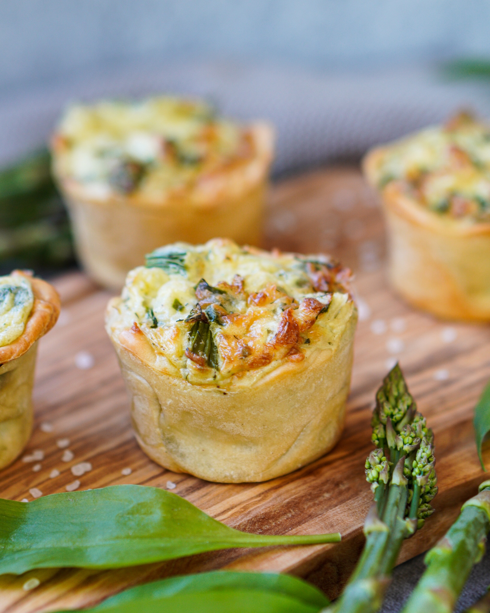 Gezeigt wird eine Mini Frühlings Quiche mit Bärlauch