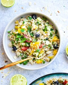 Auf dem Bild ist ein veganer Couscous Salat mit Paprika und Tomaten abgebildet|Hier ist ein veganer Couscous Salat mit Paprika und Tomate zusehen|Hier ist ein veganer Couscous Salat mit Paprika und Tomaten zusehen|Auf dem Bild ist ein veganer Couscous Salt mit Paprika und Tomaten zusehen