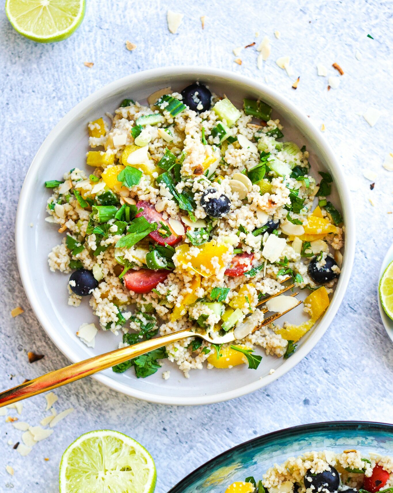 Auf dem Bild ist ein veganer Couscous Salat mit Paprika und Tomaten abgebildet|Hier ist ein veganer Couscous Salat mit Paprika und Tomate zusehen|Hier ist ein veganer Couscous Salat mit Paprika und Tomaten zusehen|Auf dem Bild ist ein veganer Couscous Salt mit Paprika und Tomaten zusehen