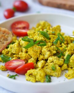 Auf dem Bild ist ein veganes Tofu Rührei zusehen|Hier ist ein veganes Rührei aus Tofu zusehen|Zusehen ist ein veganes Tofu Rührei|Hier ist ein veganes Rührei aus Tofu zusehen|Zusehen ist ein veganes Rührei aus Tofu