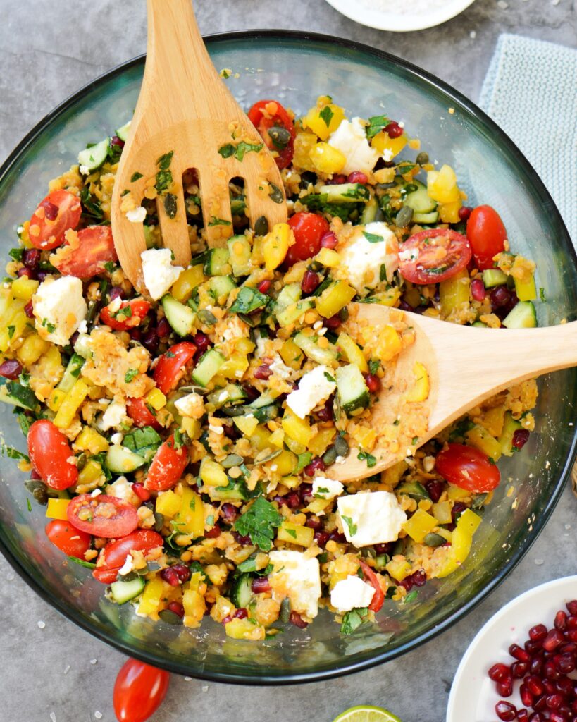 Zusehen ist ein Rote Linsen Salat mit orientalischem Feta