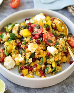 Hier ist ein Rote Linsen Salt mit Tomate und Granatapfel|Zusehen ist ein Rote Linsen Salat mit orientalischem Feta|Zusehen ist ein Rote Linsen Salat mit orientalischem Feta