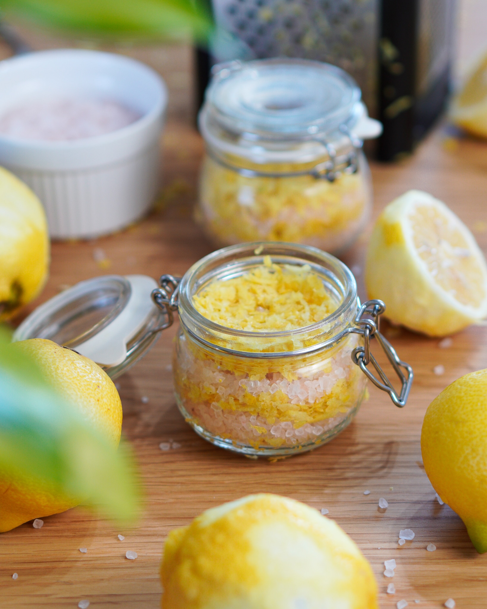 Zusehen ist ein selbstgemachtes Zitronensalz|Auf dem Bild wird ein Zitronensalz im Glas gezeigt