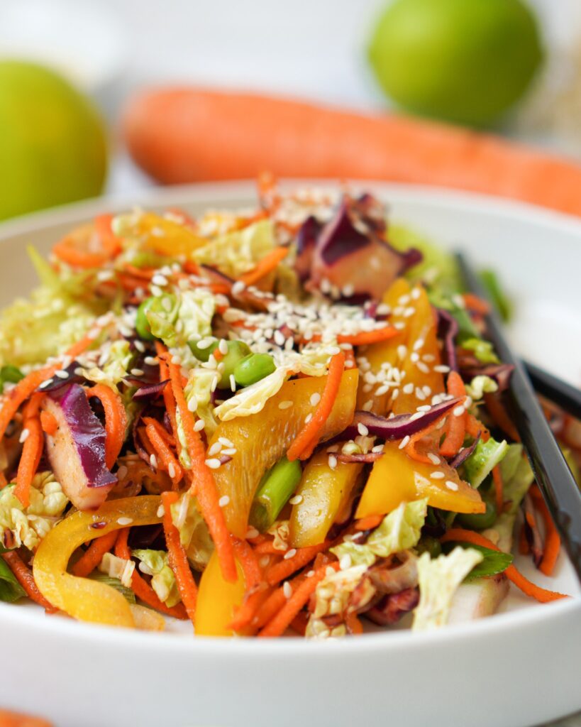 Gezeigt wird ein Asia Salat mit Chinakohl und Sesam Dressing