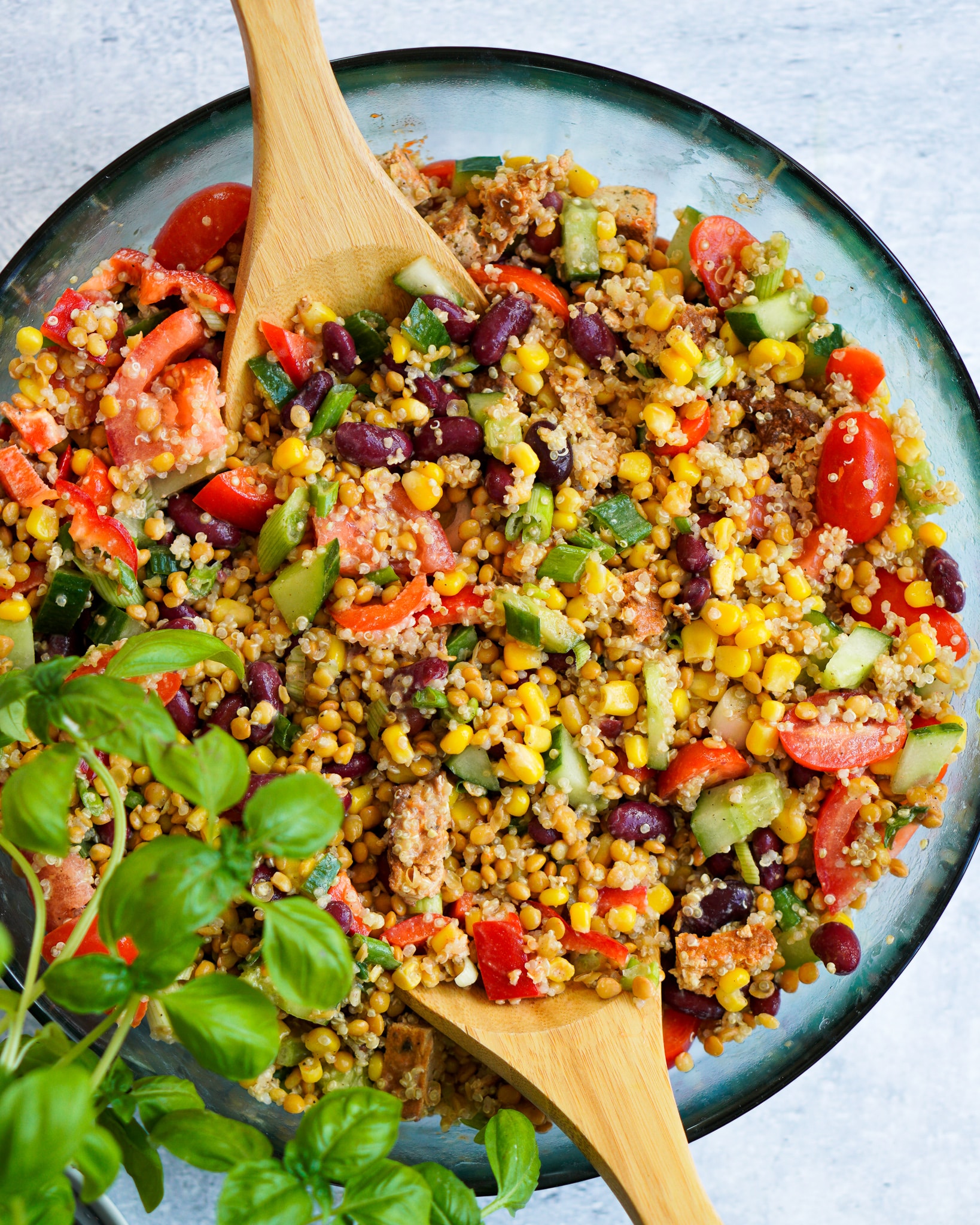 Auf dem Bild ist ein Salat mit Hülsenfrüchten und Gurke zu sehen