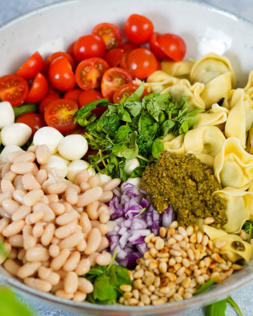 Zutaten für Tortellinisalat mit Tomaten und Mozzarella