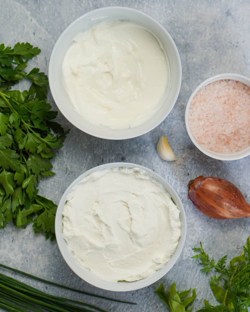 Zu sehen sind die Zutaten für den Kräuterquark