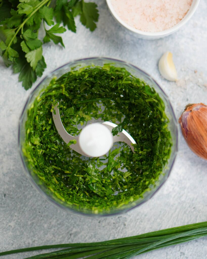 Kräuter häckseln für Dip