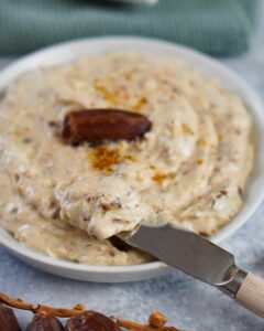 Curry Dattel Dip mit Messer|